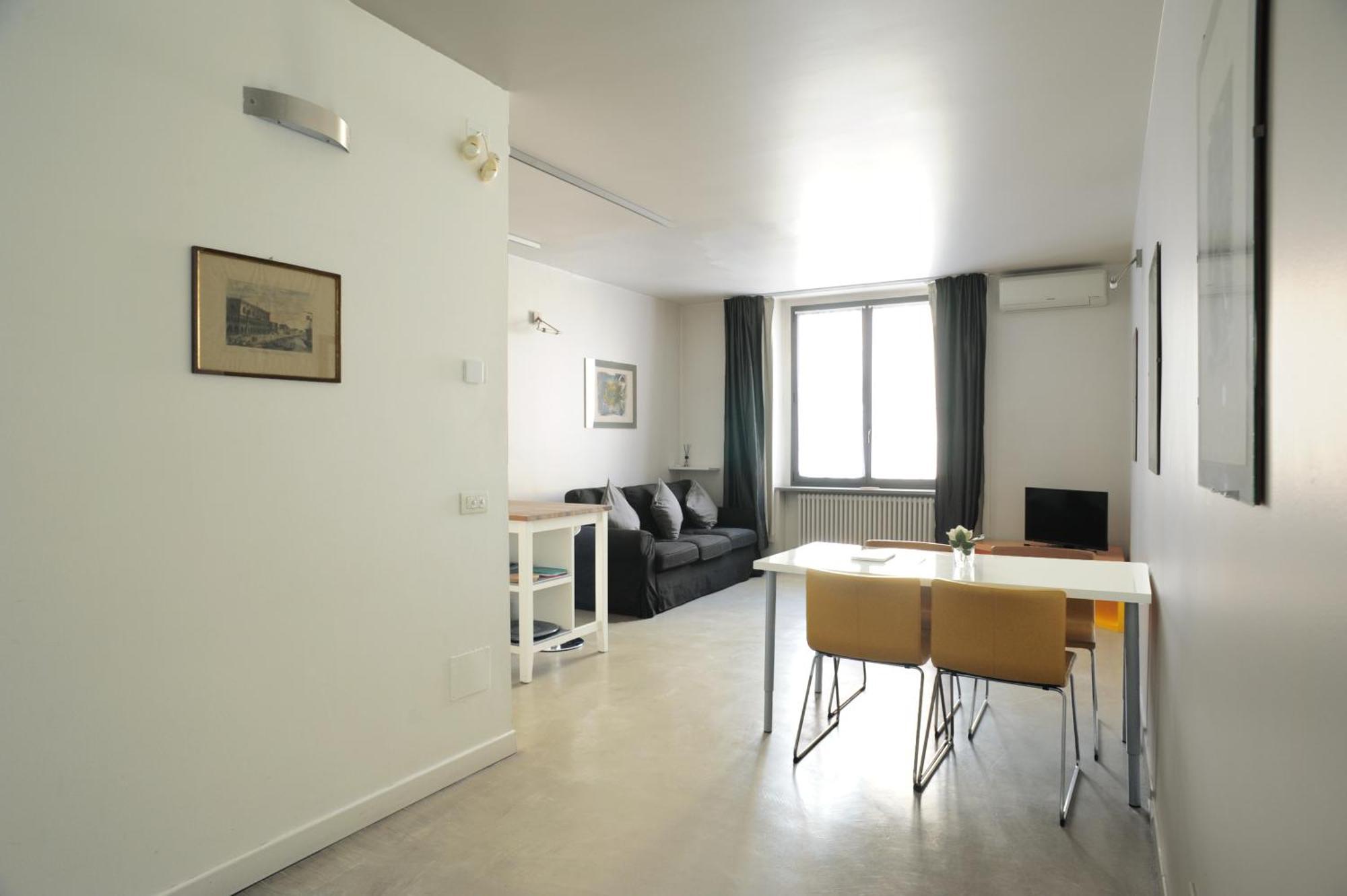 Sant Ambrogio Courtyard Room In Shared Flat มิลาน ภายนอก รูปภาพ