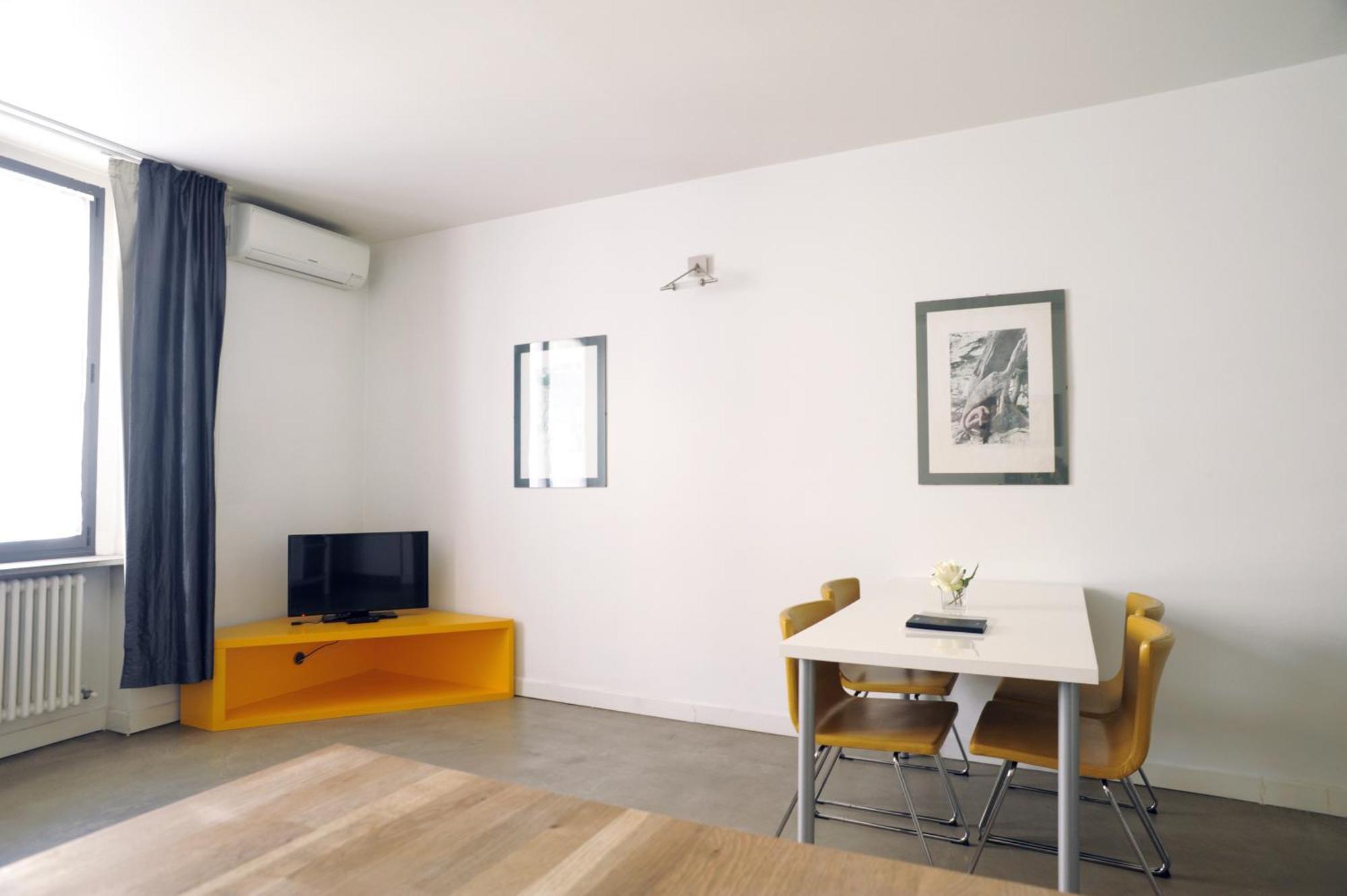 Sant Ambrogio Courtyard Room In Shared Flat มิลาน ภายนอก รูปภาพ