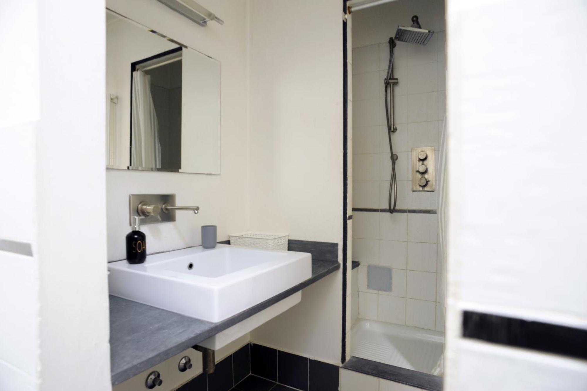 Sant Ambrogio Courtyard Room In Shared Flat มิลาน ภายนอก รูปภาพ